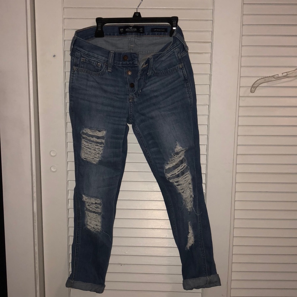 hollister - low rise boyfriend ripped jeans